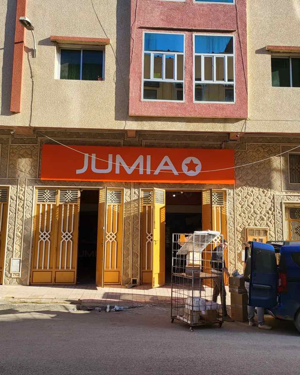 Point relais Jumia — Enseigne de façade imprimée et posée
