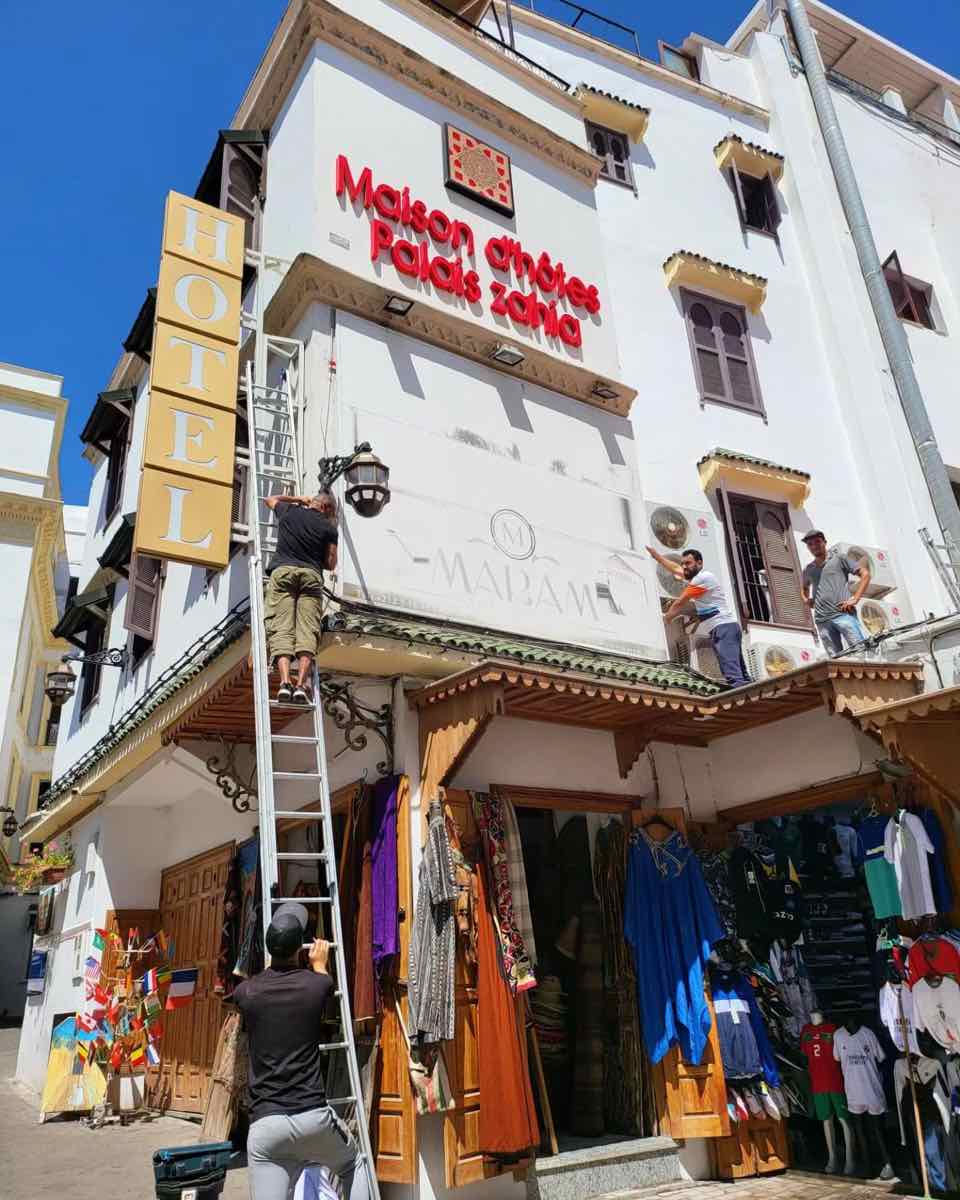 L'équipe Offset.ma en pose d'enseigne à la Maison d'hôtes Palais Zahia, Tanger